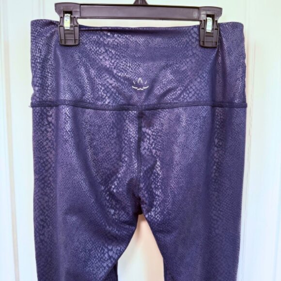 BEYOND YOGA Navy Blue Faux Snakeskin Legging Size M - Picture 5 of 11